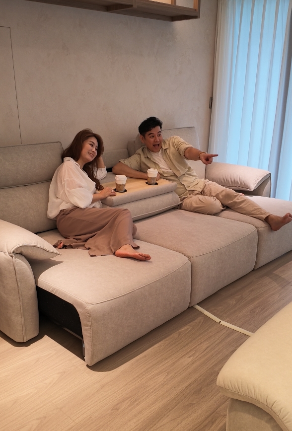 陳宇風與妻子坐在灰色沙發的不同座位上